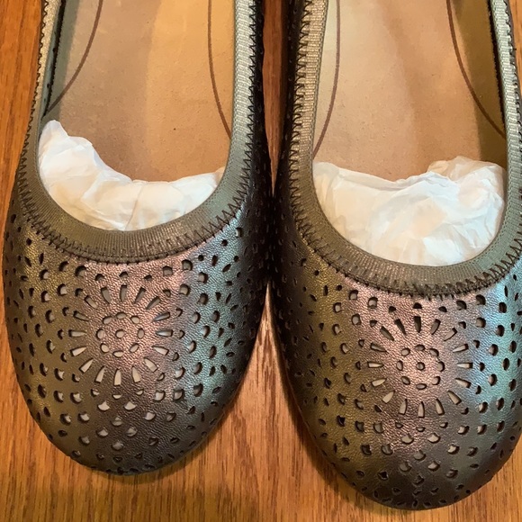 LIKE NEW In Box Vionic Pewter Robyn Style Flats - Picture 12 of 16
